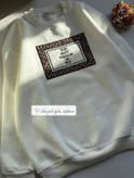 بلوز دورس زنانه آستین بلند یقه گرد با طرح کادر پلنگی و متن انگلیسی در جلو لباس
