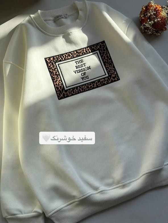 بلوز دورس زنانه آستین بلند یقه گرد با طرح کادر پلنگی و متن انگلیسی در جلو لباس