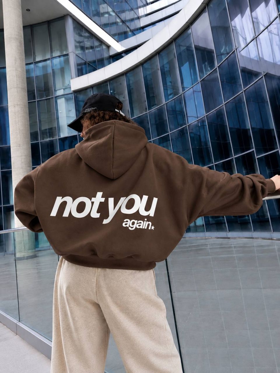 سویشرت زنانه کلاهدار زیپدار با جیب کانگورویی و نوشته Not You در پشت لباس.